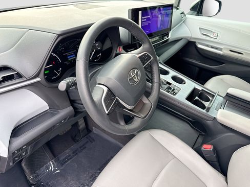Used 2025 Toyota Sienna XLE FWD image 25