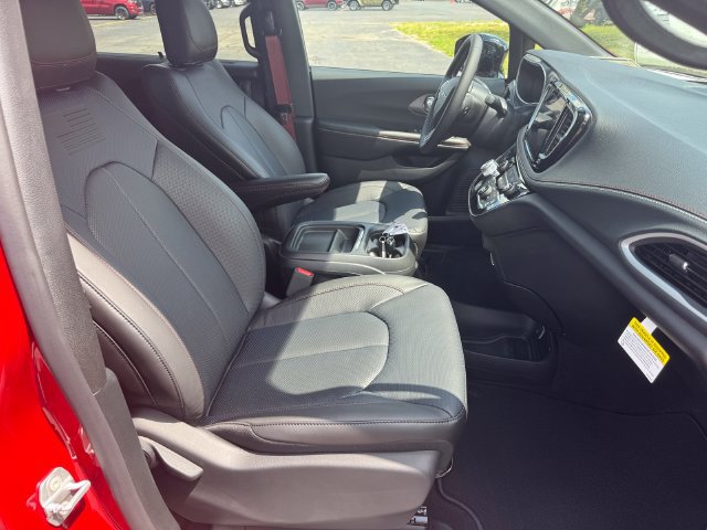 New 2027 Chrysler Pacifica Select AWD/4WD image 14