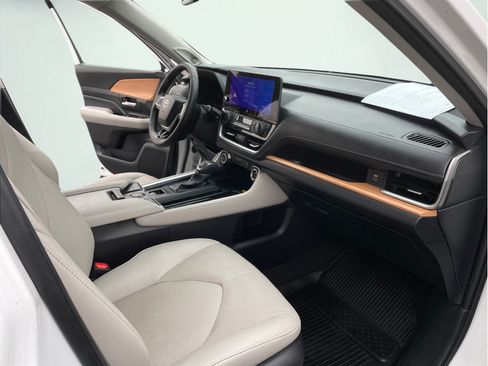 Certified 2024 Toyota Grand Highlander AWD image 17