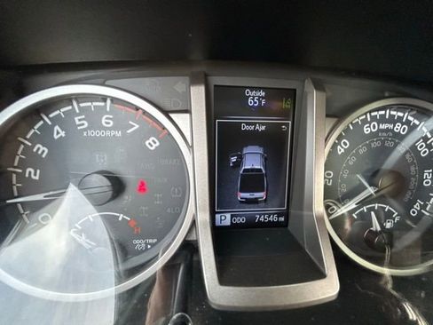 Used 2018 Toyota Tacoma Limited image 15