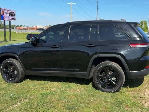 Used 2023 Jeep Grand Cherokee Altitude AWD/4WD image 3
