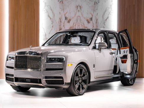 Used 2023 Rolls-Royce Cullinan w/ Cullinan Package image 3