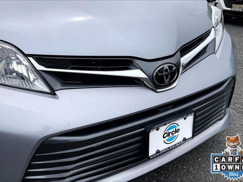 Used 2018 Toyota Sienna XLE w/ XLE Navigation Package FWD image 30