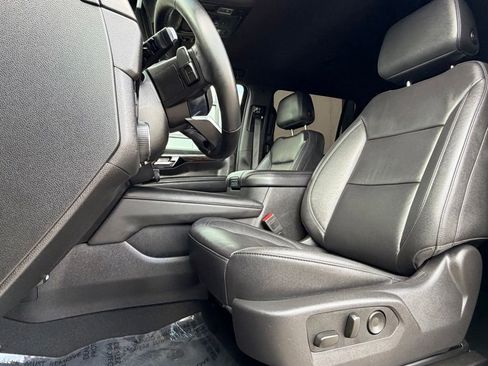 Used 2025 Chevrolet Suburban Z71 AWD/4WD image 9