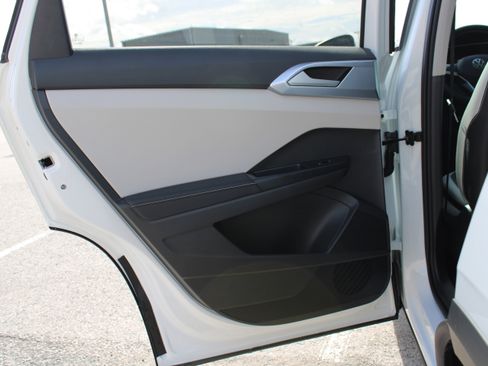 New 2025 Volkswagen Taos SE image 16