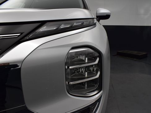 New 2026 Mitsubishi Outlander SE image 5