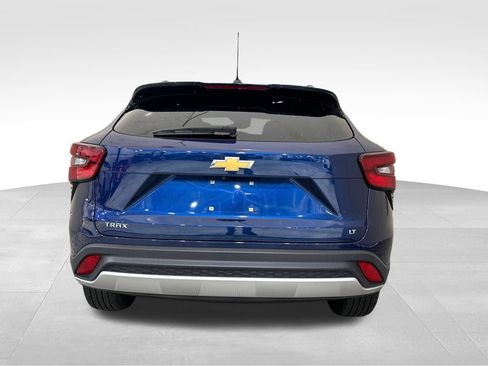Used 2024 Chevrolet Trax LT w/ Sunroof Package FWD image 4