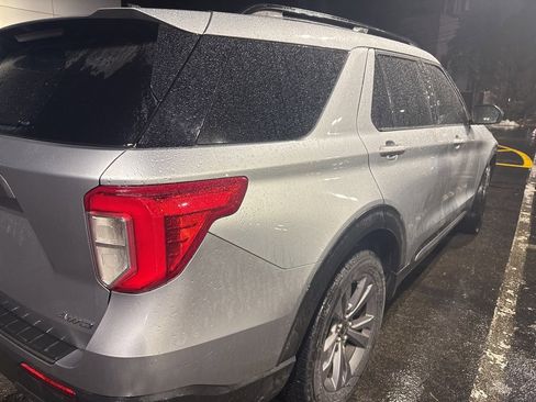 Used 2022 Ford Explorer XLT w/ Equipment Group 202A image 4