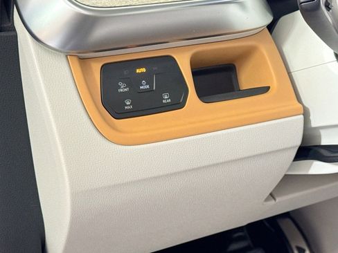 Used 2025 Volkswagen ID. Buzz 1st Edition image 10