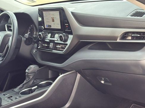 Used 2023 Toyota Highlander LE image 25