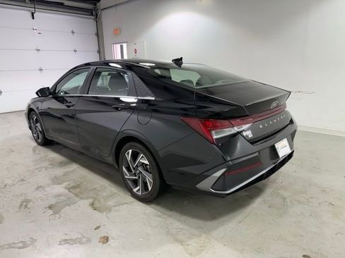 Used 2025 Hyundai Elantra SEL FWD image 5
