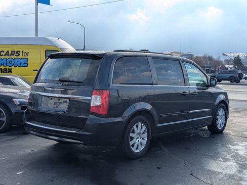 Used 2014 Chrysler Town & Country Touring image 4