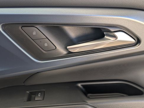 Used 2025 Chevrolet Equinox EV LT w/ Convenience Package image 22