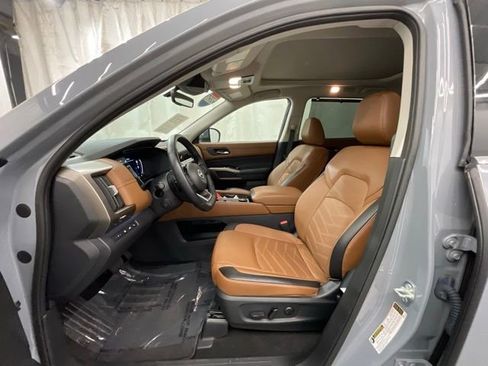 Used 2024 Nissan Pathfinder Platinum w/ Cargo Package AWD/4WD image 10