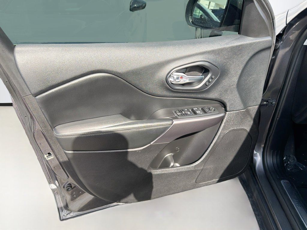 Used 2020 Jeep Cherokee Limited FWD image 19