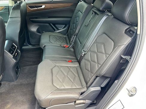 Used 2025 Volkswagen Atlas SE FWD image 26