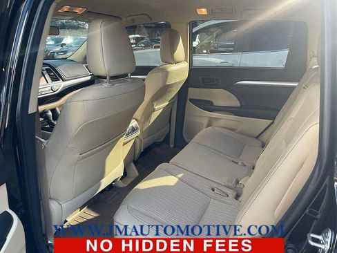Used 2017 Toyota Highlander Plus AWD/4WD image 4