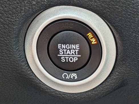 Used 2024 Chrysler Pacifica Limited FWD image 32
