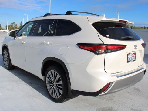 Certified 2021 Toyota Highlander Platinum image 5
