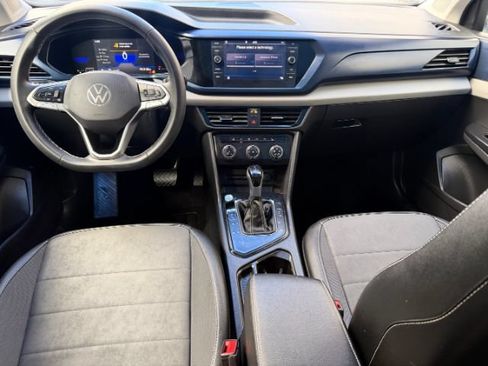 Used 2022 Volkswagen Taos SE w/ Panoramic Sunroof Package FWD image 11