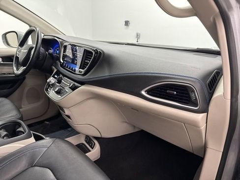Used 2021 Chrysler Pacifica Touring-L w/ Uconnect Theater Family Group image 31