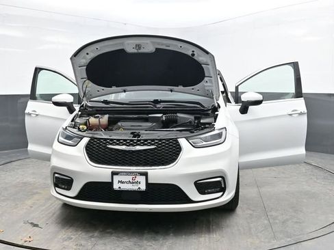 Used 2023 Chrysler Pacifica Touring-L image 36