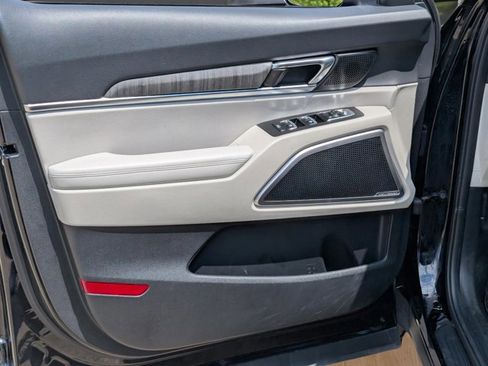 Used 2024 Kia Telluride EX w/ EX Captain's Chair Package image 16