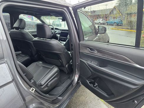 Used 2024 Jeep Grand Cherokee L Limited w/ Luxury Tech Group II AWD/4WD image 14