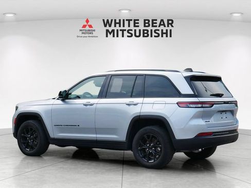 Used 2024 Jeep Grand Cherokee Altitude AWD/4WD image 4