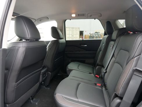New 2025 Nissan Pathfinder SL image 8