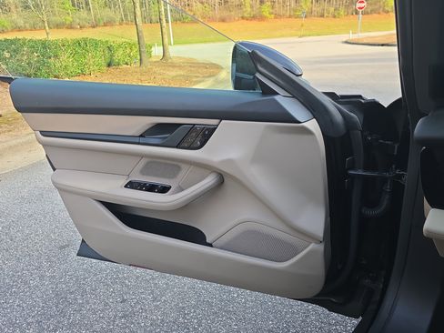 Used 2021 Porsche Taycan image 26