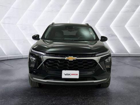 Used 2025 Chevrolet Trax LT w/ LT Convenience Package image 2