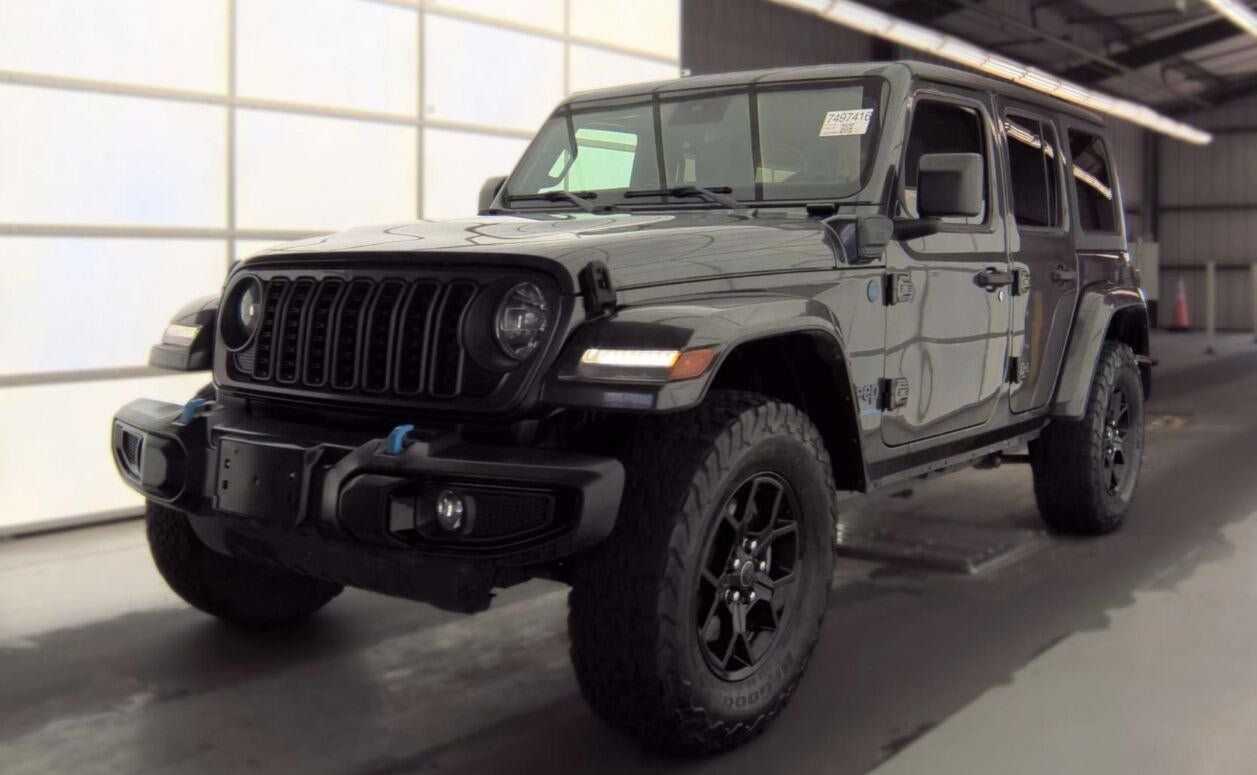 Used 2024 Jeep Wrangler Unlimited w/ Convenience Group AWD/4WD image 2