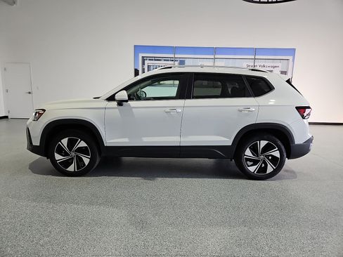Certified 2025 Volkswagen Taos SE AWD/4WD image 5