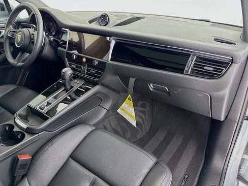 Certified 2025 Porsche Macan AWD/4WD image 31