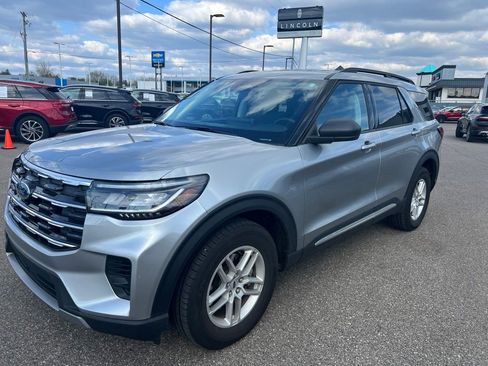 Used 2025 Ford Explorer Active AWD/4WD image 1