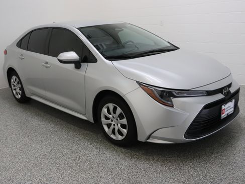 Used 2025 Toyota Corolla LE FWD image 4