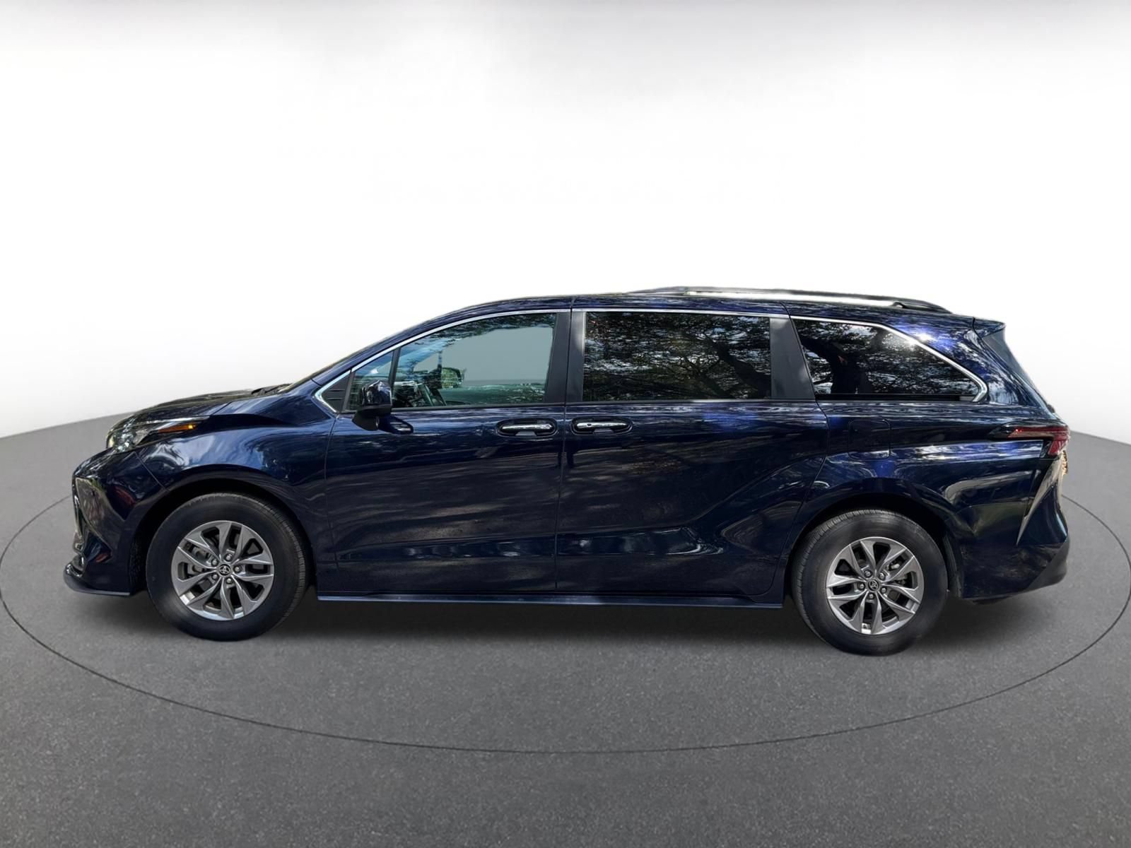 Used 2025 Toyota Sienna XLE FWD image 4