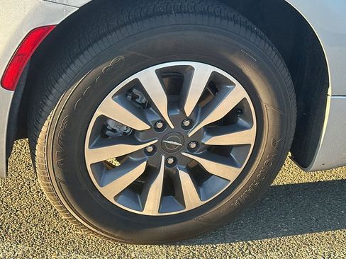 Used 2024 Chrysler Pacifica Select image 6