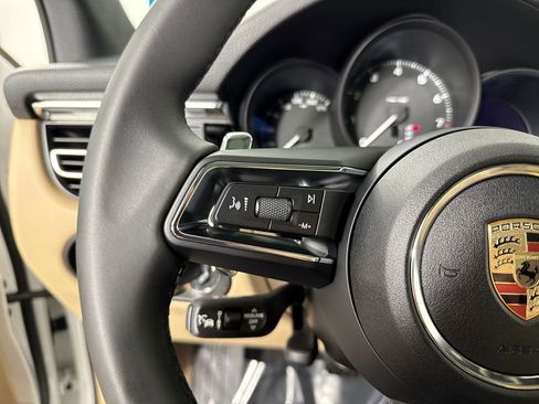 Certified 2025 Porsche Macan image 38