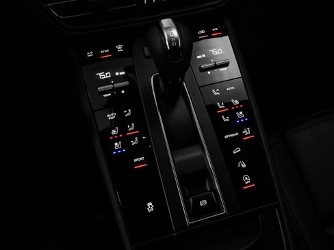 Certified 2025 Porsche Macan image 32