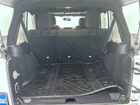 Used 2017 Jeep Wrangler Unlimited Rubicon w/ Connectivity Group AWD/4WD image 19