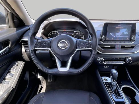 Used 2024 Nissan Altima 2.5 SV FWD image 6