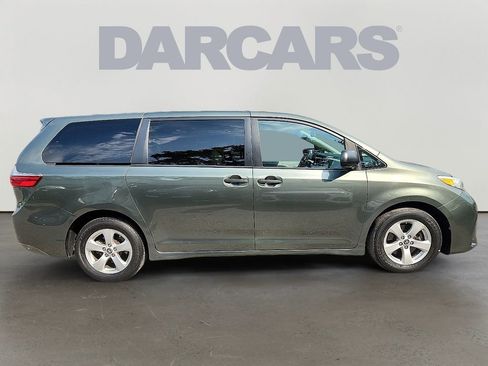 Used 2020 Toyota Sienna L image 7