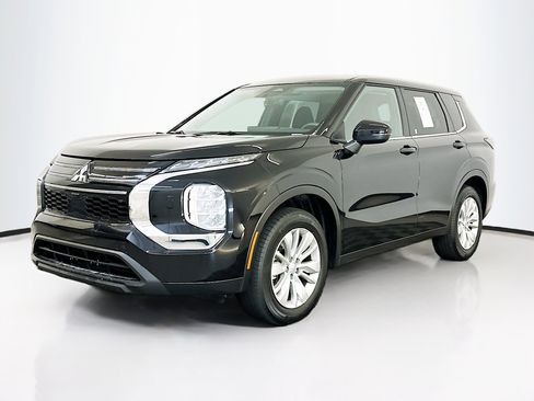 Used 2025 Mitsubishi Outlander ES image 3