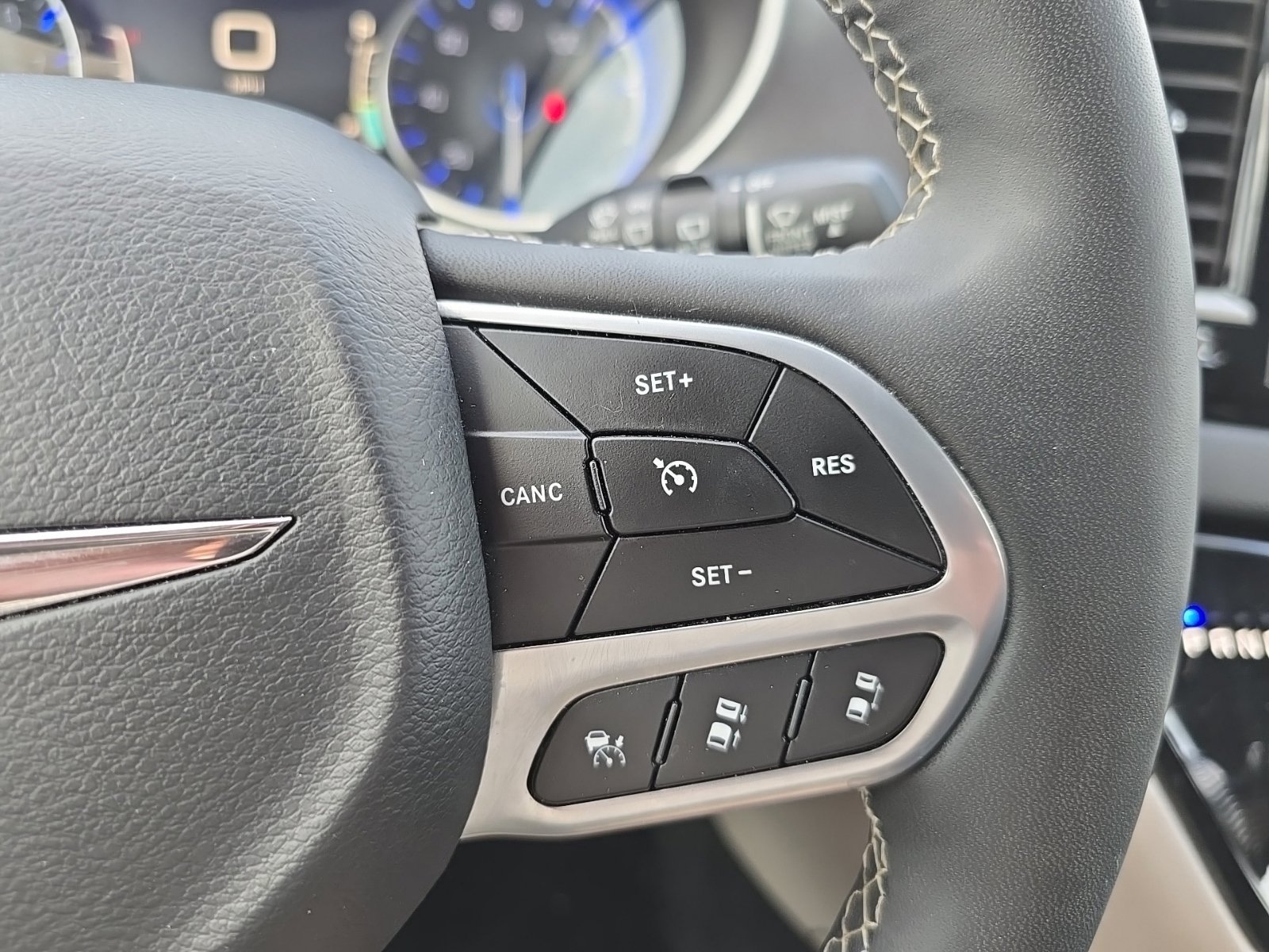 Used 2024 Chrysler Pacifica Touring-L FWD image 21