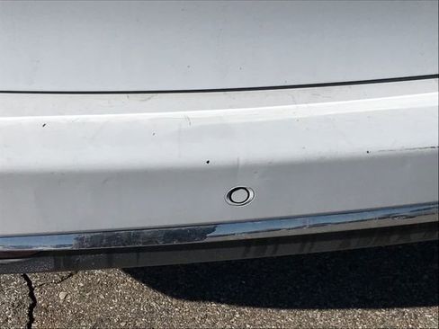 Used 2024 Chrysler Pacifica Touring-L image 10