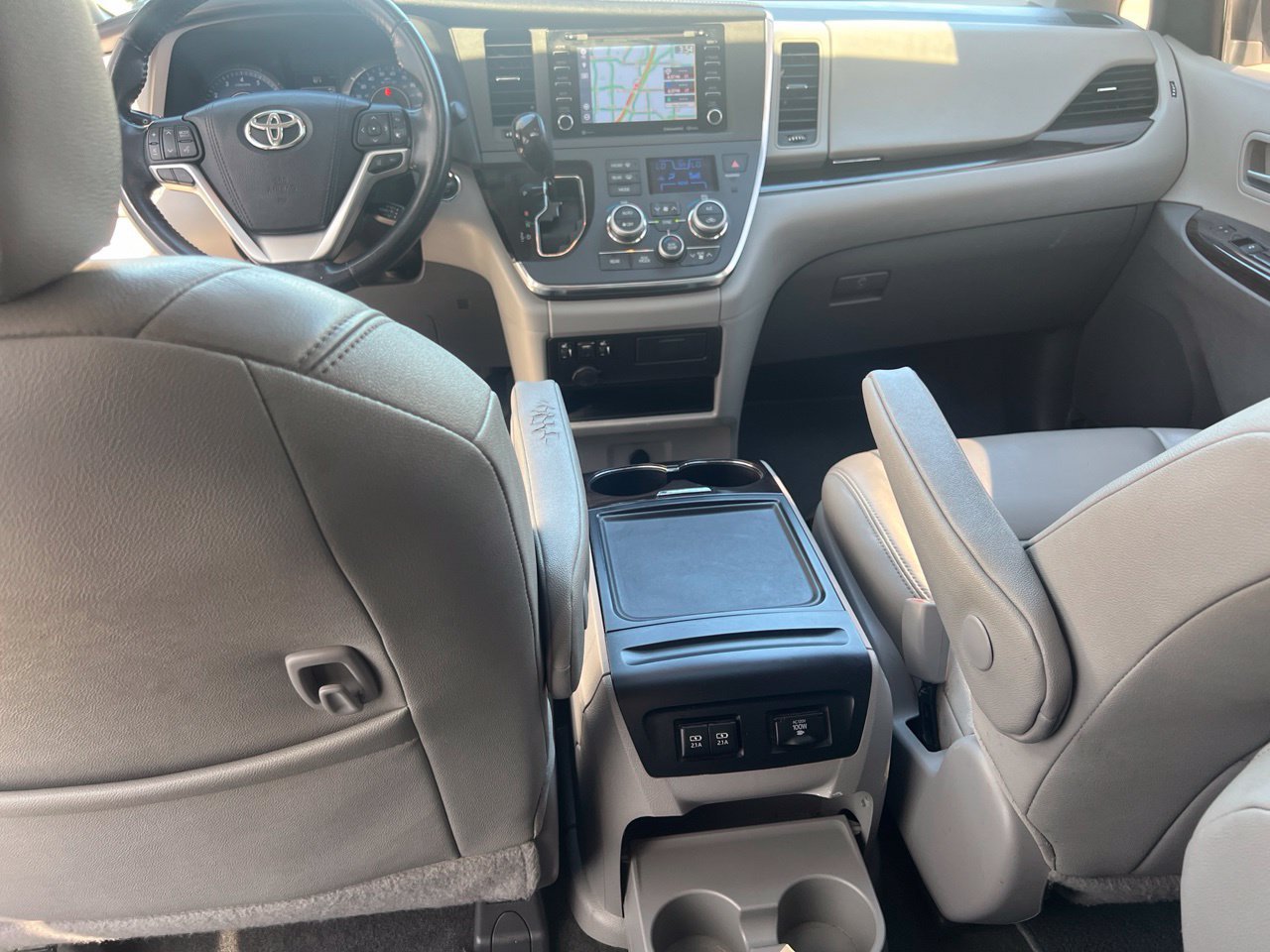 Used 2018 Toyota Sienna XLE w/ XLE Navigation Package FWD image 14