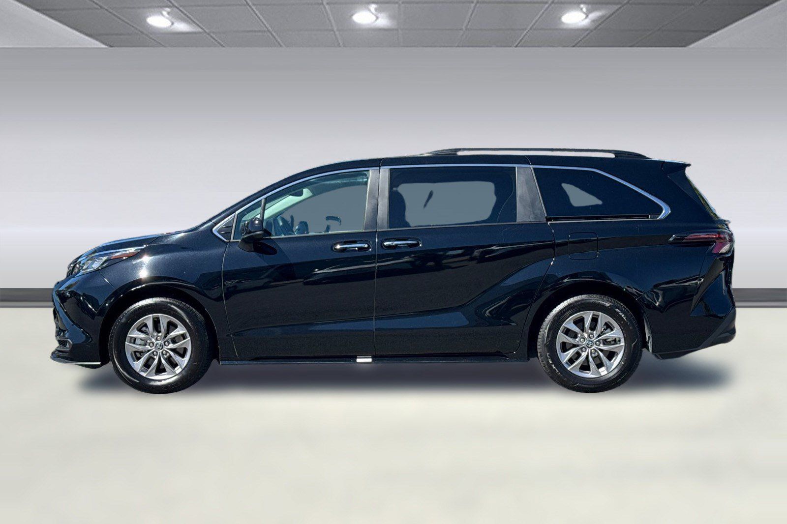 Used 2026 Toyota Sienna XLE FWD image 2