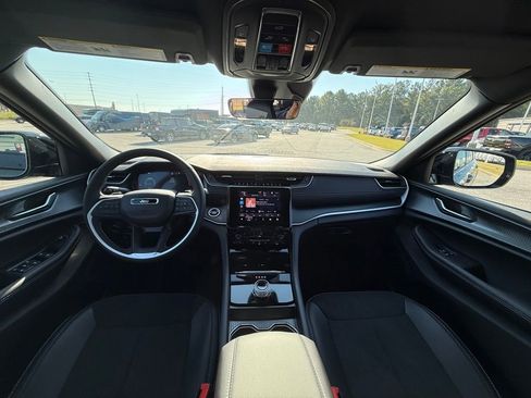 New 2025 Jeep Grand Cherokee Altitude image 12